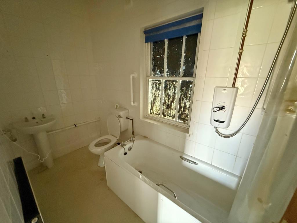 Lot: 41 - THREE-BEDROOM END-TERRACE COTTAGE FOR IMPROVEMENT - Bathroom/WC with shower over the bath